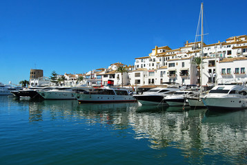 Fototapeta na wymiar Puerto Banús, Marbella, Málaga, mar, paisaje marítimo
