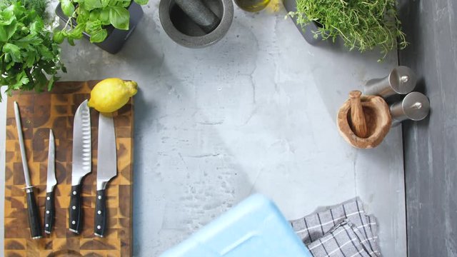 Frische Meeresfr&uuml;chte Garnelen und lachs (koch in der K&uuml;che)