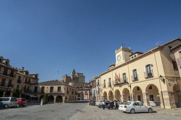Fototapeta na wymiar Plaza de la villa de Turegano y al fondo el castillo en la provincia de Segovia 