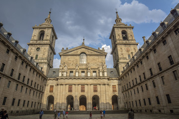 Fototapeta na wymiar Basilica del Real Monasterio de San Lorenzo de El Escorial en Madrid