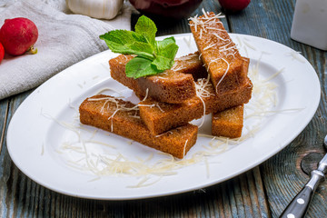 fried Garlic croutons