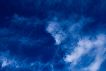 Schönwetterwolken am blauen Himmel