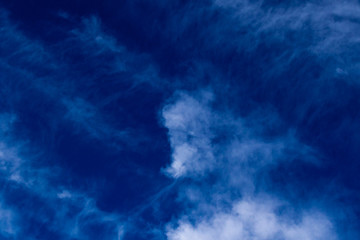 Obraz premium Schönwetterwolken am blauen Himmel