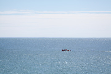 Obraz premium Ship wreck by the city