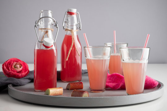 Rhabarbersaft auf grauem Tablett