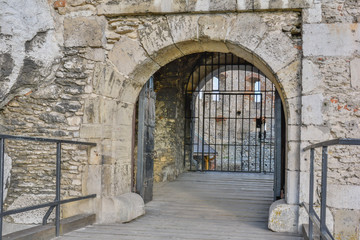 Brama wjazdowa Ogrodzieńca od strony zewnętrznej