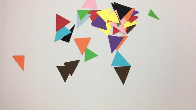 Numero tres hecho de triangulos se deshace con el viento.