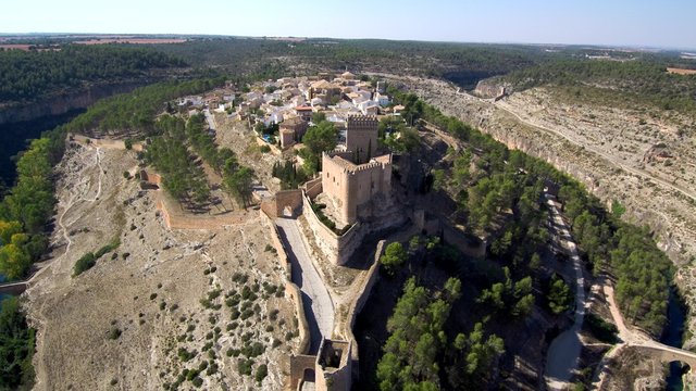 Drone en Alarcon, pueblo de Cuenca, Espa&ntilde;a