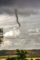 Wirbelwind ohne Bodenkontakt über einem Hügel