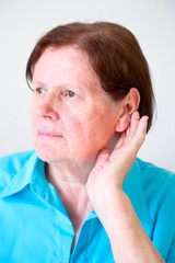 Seniorin hört schlecht