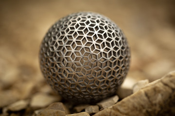 Titankugel in der Wildniss