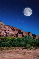 Kasbah Ait Ben Haddou in der Wüste in der Nähe des Atlasgebirges bei Nacht, Marokko © Olena Zn