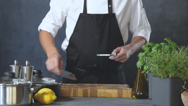 Messer Sch&auml;rfen (koch in der K&uuml;che)