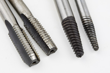 Device for making threads in a screw. Metalworking accessories.