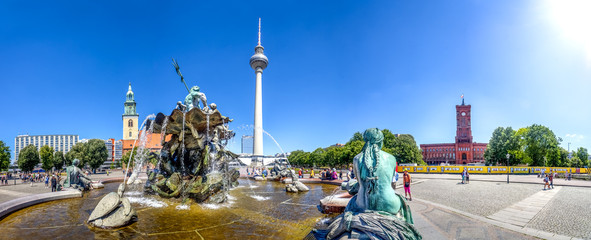 Berlin, Sankt Marienkirche, Fernsehturm, Rotes Rathaus  © Sina Ettmer