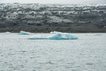 Icebergs em Jökulsárlón, um lago glaciar na Islândia