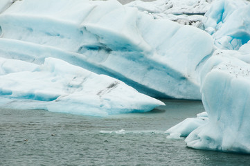 Icebergs em Jökulsárlón, um lago glaciar na Islândia