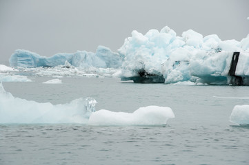 Icebergs em Jökulsárlón, um lago glaciar na Islândia