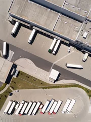 Crédence de cuisine en verre imprimé Bâtiment industriel Aerial view of warehouse with trucks. Industrial background. Logistics from above. 