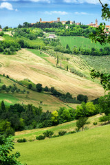 Sanfte Hügellandschaft der Toskana mit kleinem Dorf