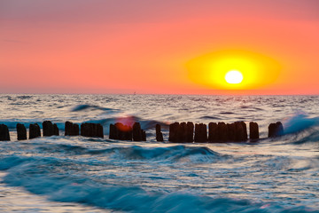 Panele Szklane  Zachód słońca na plaży z pięknym niebem