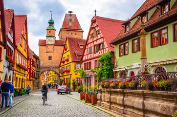 Foto auf Leinwand Schöne Straßen in Rothenburg ob der Tauber mit traditionellen deutschen Häusern, Bayern, Deutschland © Olena Zn
