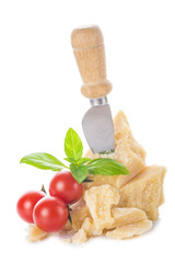 Queso parmesano o parmigiano reggiano con tomates cherry y albahaca para la comida aislados sobre...