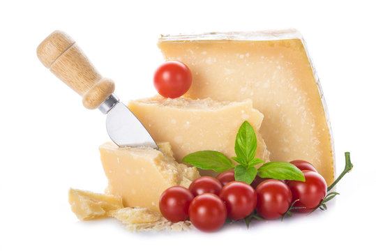 Queso parmesano o parmigiano reggiano con tomates cherry y albahaca para la comida aislados sobre fondo blanco