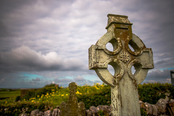 Old cemetery with Irish celtic cross, in Doolin, Ireland, Co. Clare. - obrazy, fototapety, plakaty