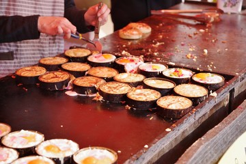 日本の露店のお好み焼き