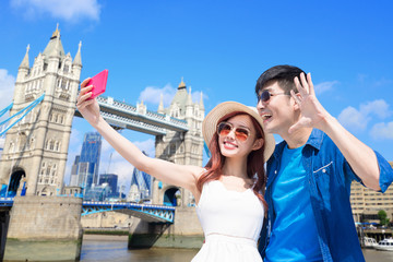 Fototapeta na wymiar couple travel to london