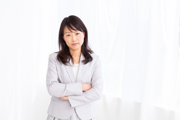 ミドル女性　ビジネス　怒る