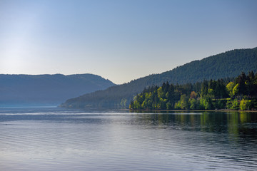 Obraz premium Shoreline of Vesuvius Bay on Salt Spring Island, BC, Canada
