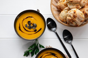 Kürbissuppe mit selbstgebackenen Brötchen