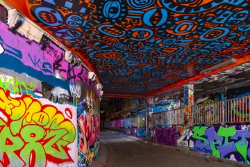 Zelfklevend Fotobehang Leake Street Graffiti Tunnel in London © allouphoto