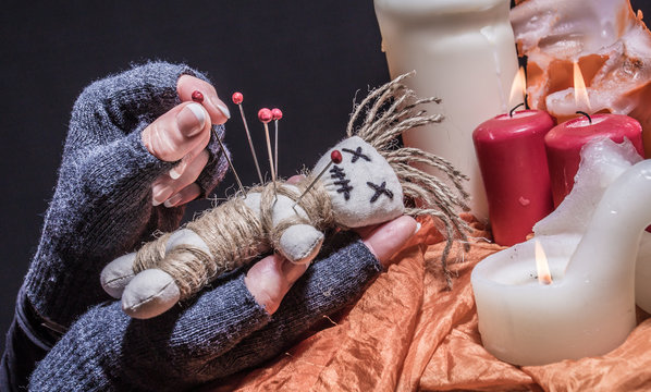 bei einem Voodoo Kult werden Nadeln in eine Puppe gesteckt