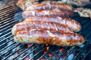 Röster und Steaks auf einem Holzkohlegrill