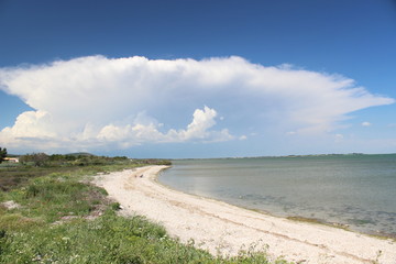 Cumulo nimbus sur l'étang de vic, sud de la france