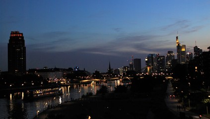 Naklejka premium Frankfurt am Main bei Nacht; Blick von Osten auf Fluss und Skyline