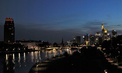 Fototapeta na wymiar Frankfurt am Main bei Nacht; Blick von Osten auf Fluss und Skyline