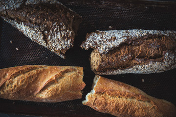 Frisches heißes französisches Baguette Parisienne Brot aus dem Ofen aus Weizen und Vollkorn Mehl auf einem Blech