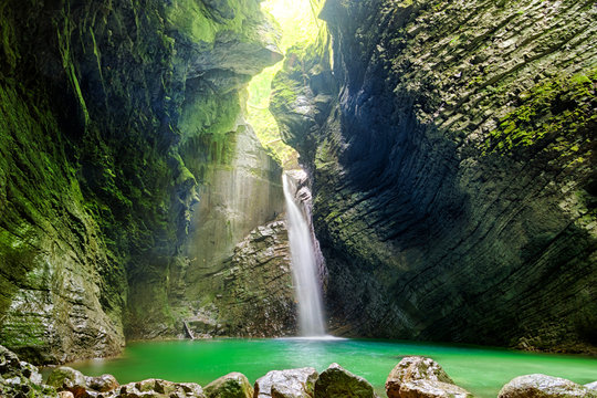 Fototapeta Piękny wodospad w Słowenii
