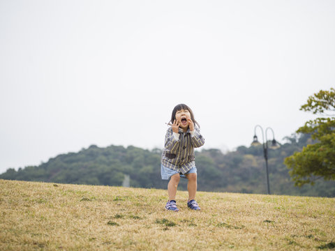 公園で元気に叫んでいる女の子