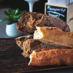 Frisches heißes französisches Baguette Parisienne Brot aus dem Ofen aus Weizen und Vollkorn Mehl auf einem Blech