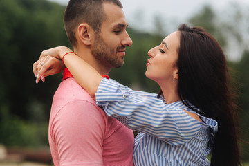 Obraz premium Girl hugs guy and smiles