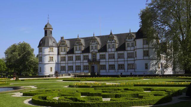Wundersch&ouml;nes Schlo&szlig; Neuhaus mit Barockgarten in Paderborn mit blauen Himmel und Wasser Font&auml;ne