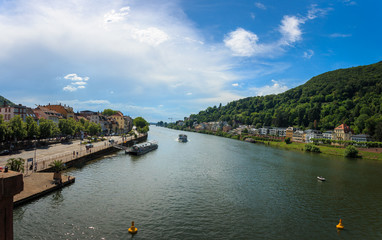 Fototapeta premium Blick von der Alten Brücke auf den Fluss Neckar, Heidelberg, Baden Württemberg, Deutschland