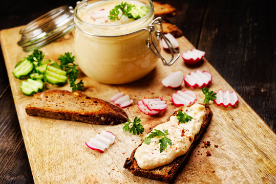 obatzter mit brot und radieschen und gurke