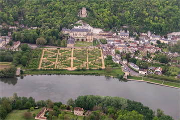 vue aérienne du château de La Roche Guyon dans les Yvelines en France