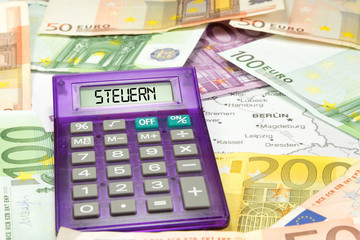 Euro Geldscheine, Landkarte von Deutschland, Taschenrechner und die Steuern